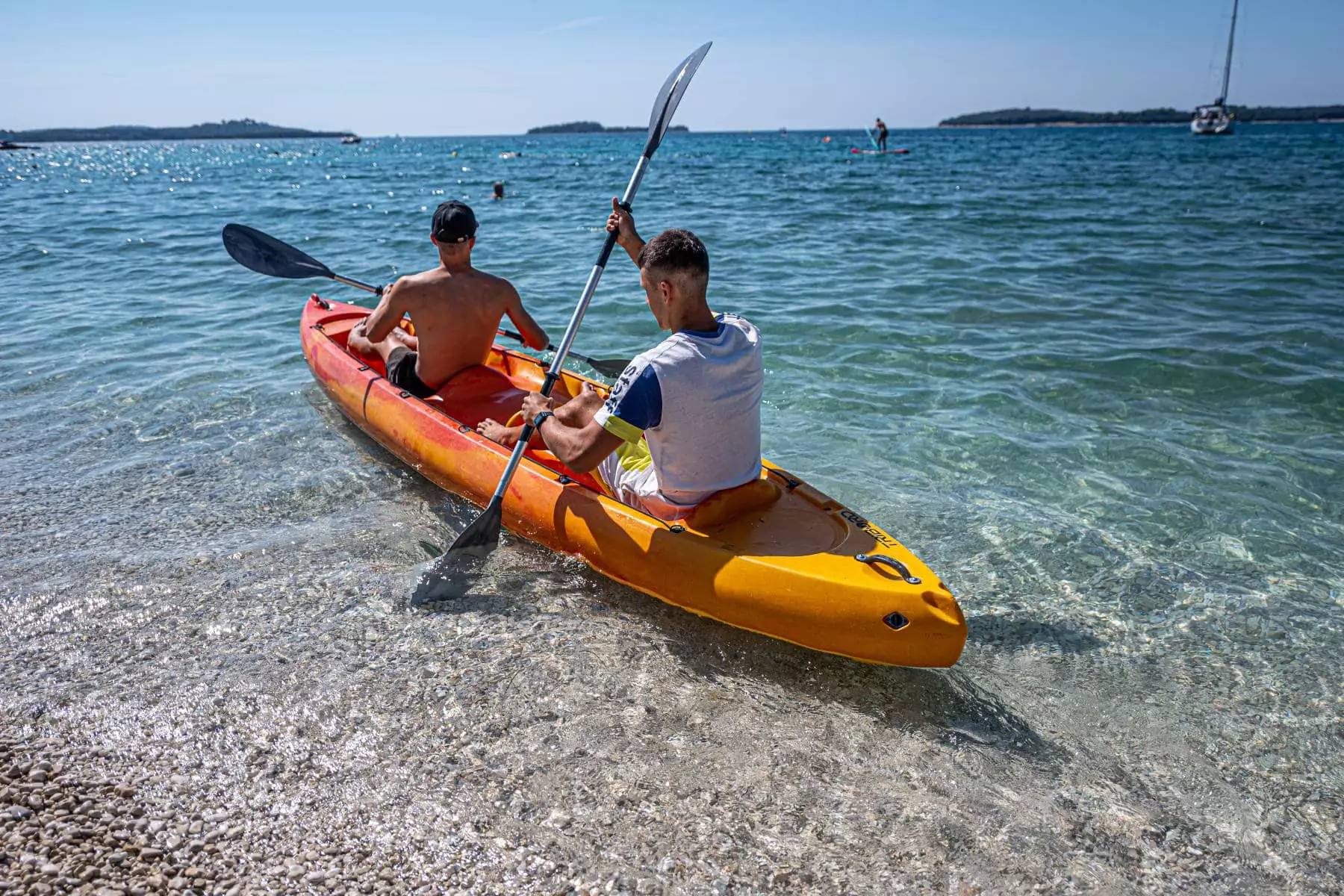 ragazzi in kayak sulla riva del mare adriatico