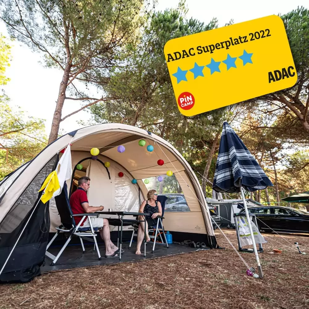 tenda con famiglia all'interno della piazzola del camping bivillage