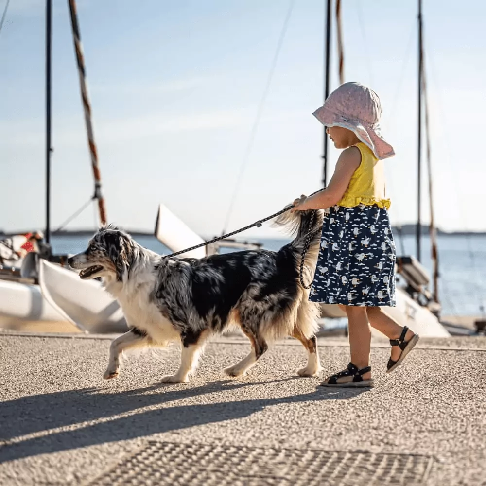 bambina con cane al guinzaglio sul lungomare di Fazana