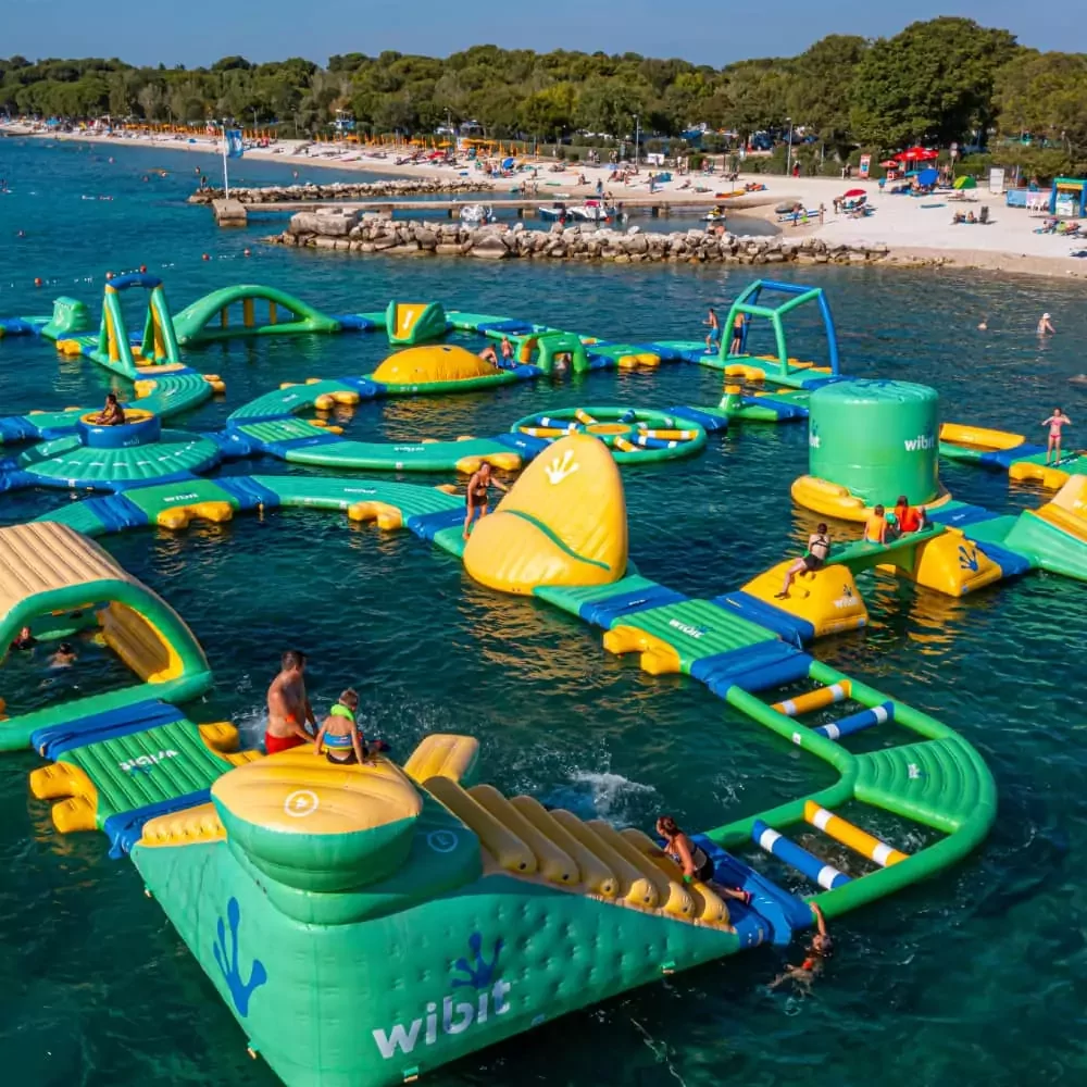 giochi gonfiabili sul mare al bivillage