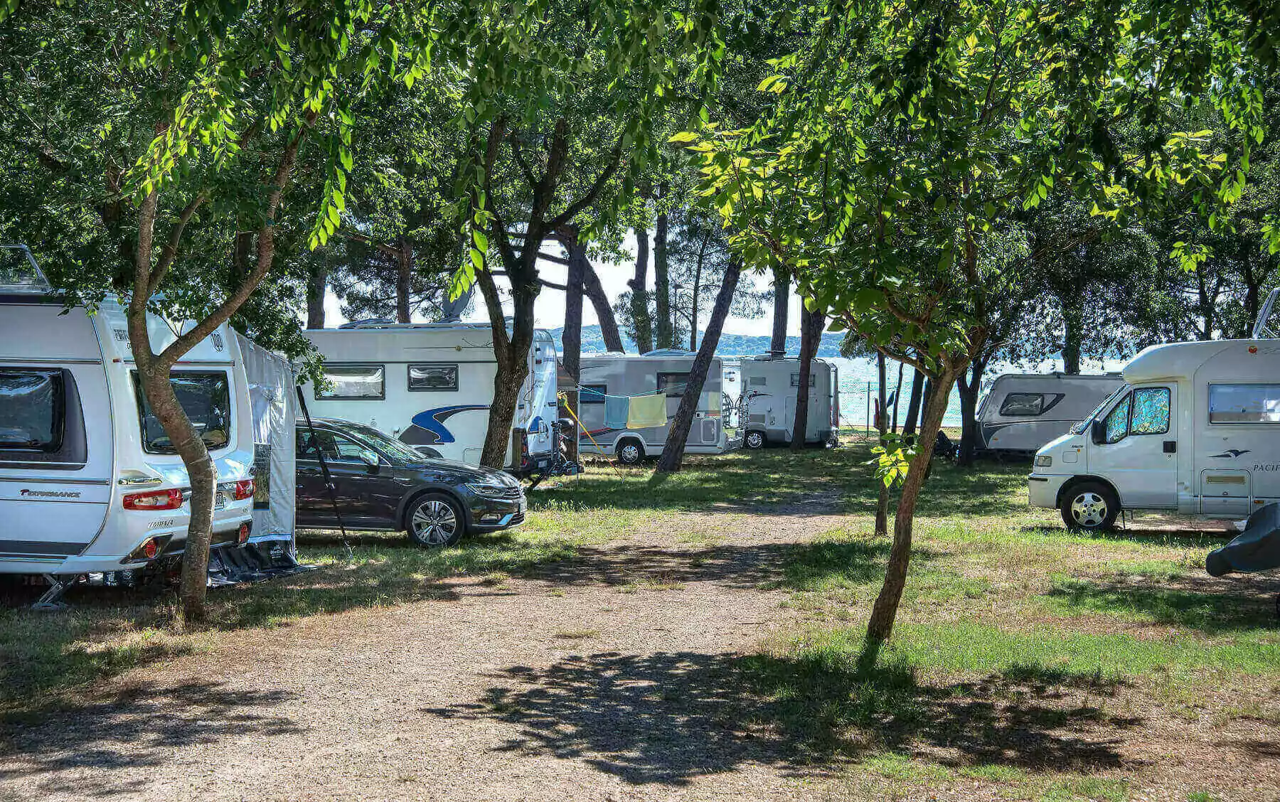 camper nelle piazzole del bivillage in istria