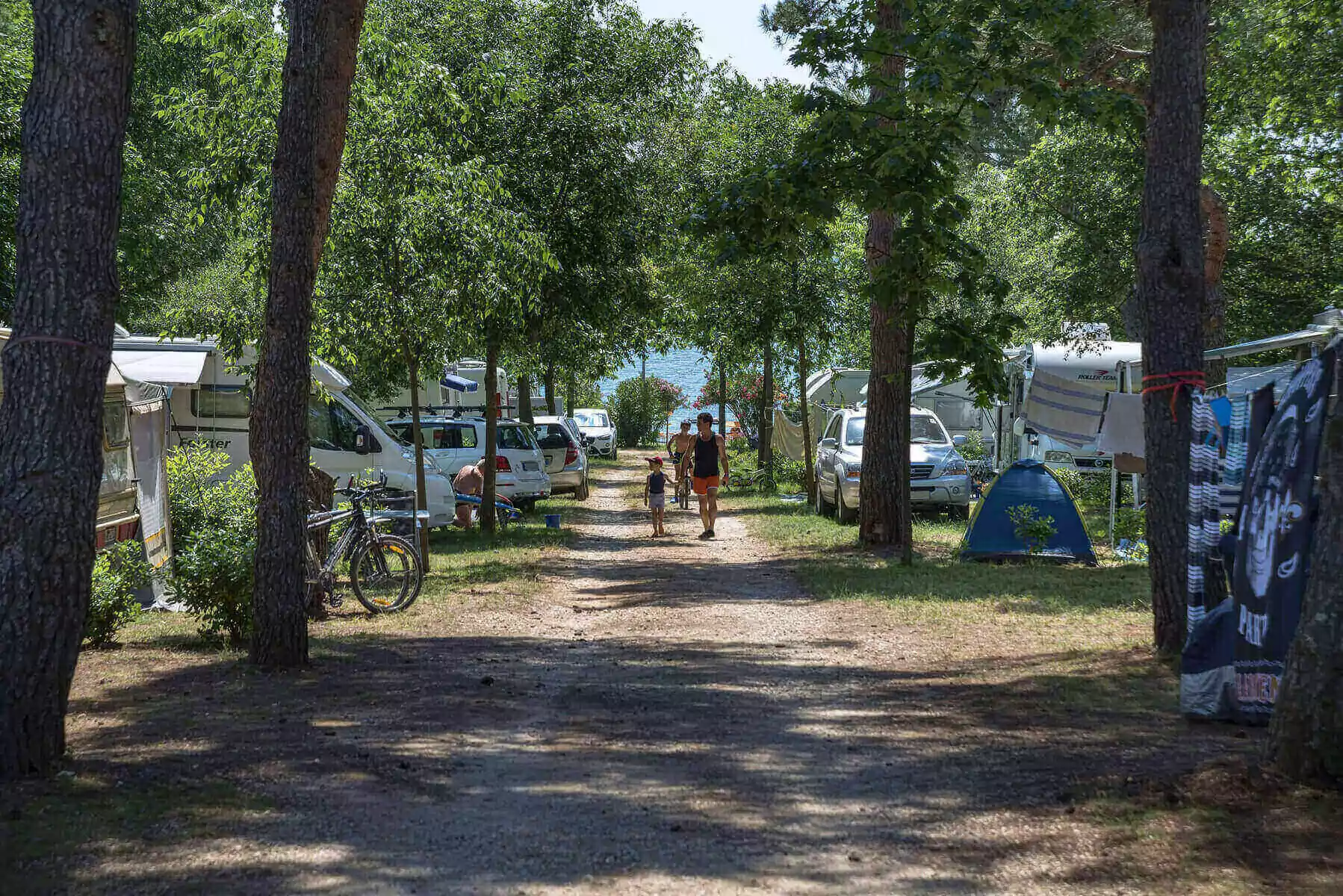 viale tra le piazzole mare del camping resort bivillage