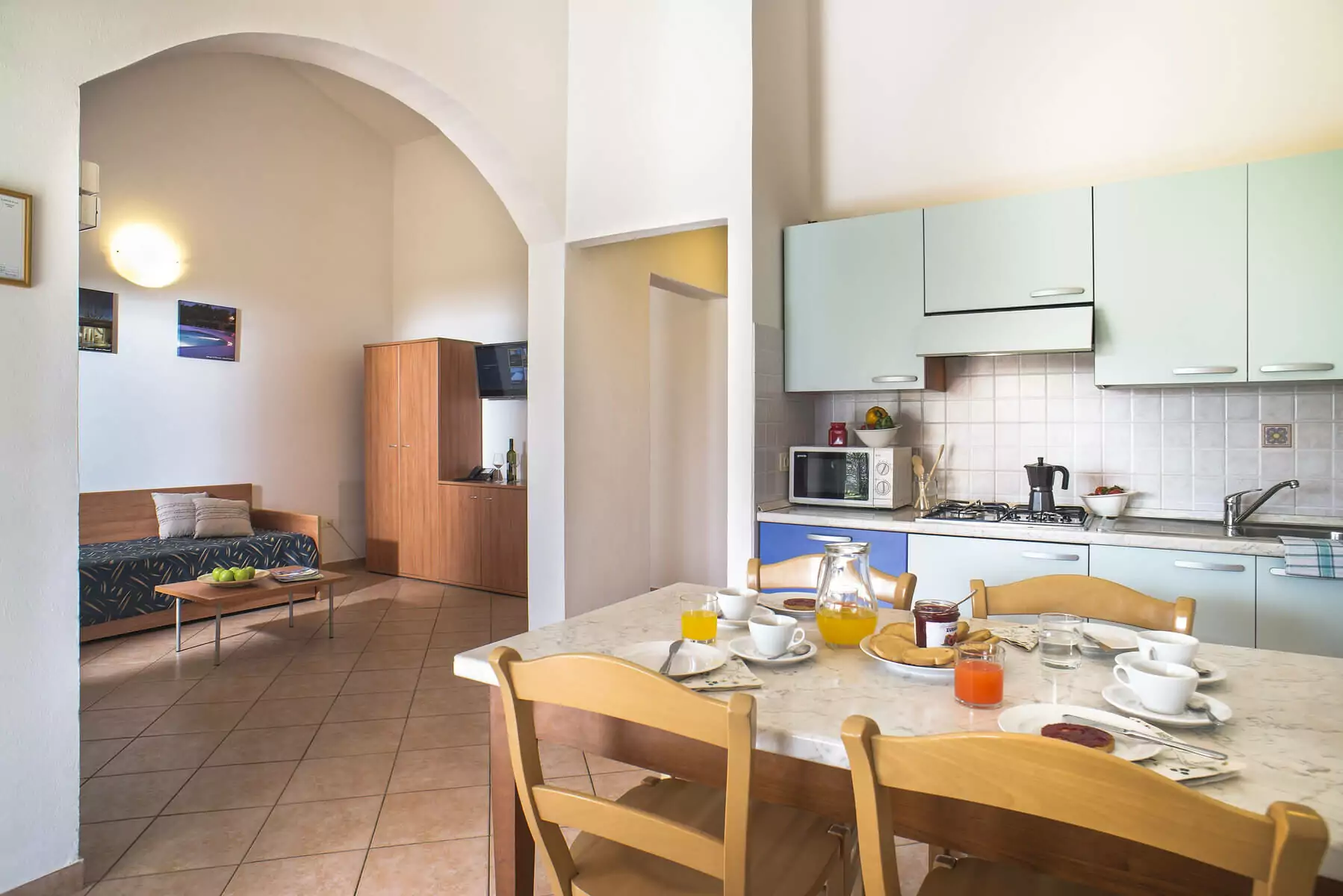 interno cucina con tavola da pranzo della villa belvedere