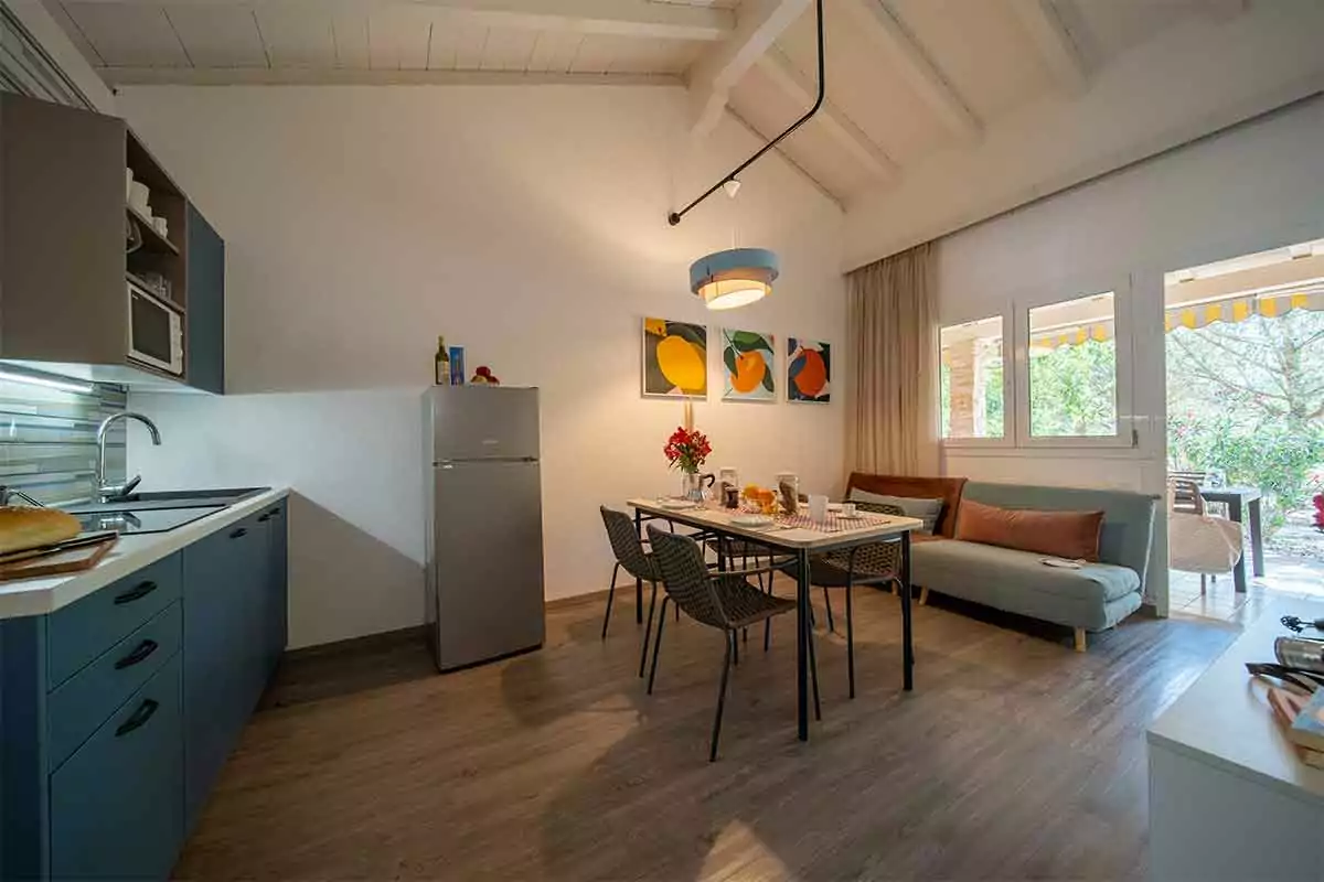 interno soggiorno con cucina dell'appartamento home comfort del villaggio bivillage