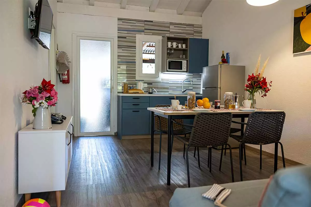 holiday-home-comfort-bivillage-15 vista interna della cucina e sala da pranzo dell'appartamento holiday home comfort