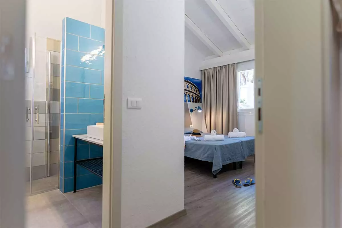 vista bagno e camera da letto dell'appartamento holiday home comfort al camping bivillage