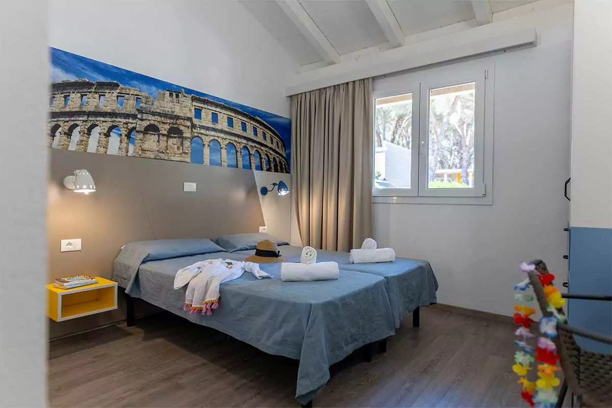 panoramica sulla camera da letto con letto matrimoniale nell'appartamento holiday home comfort