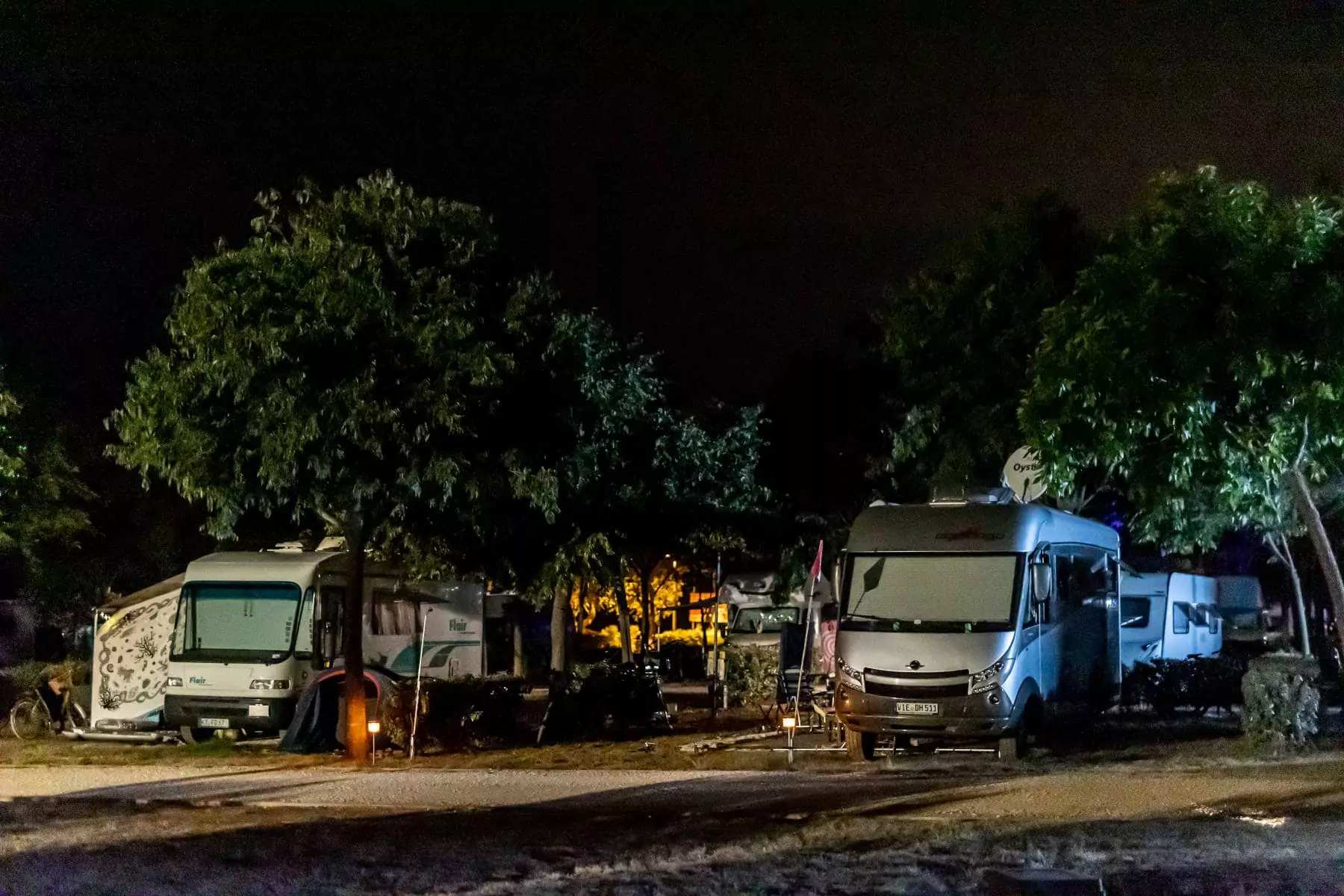 camper e roulotte di notte al bivillage