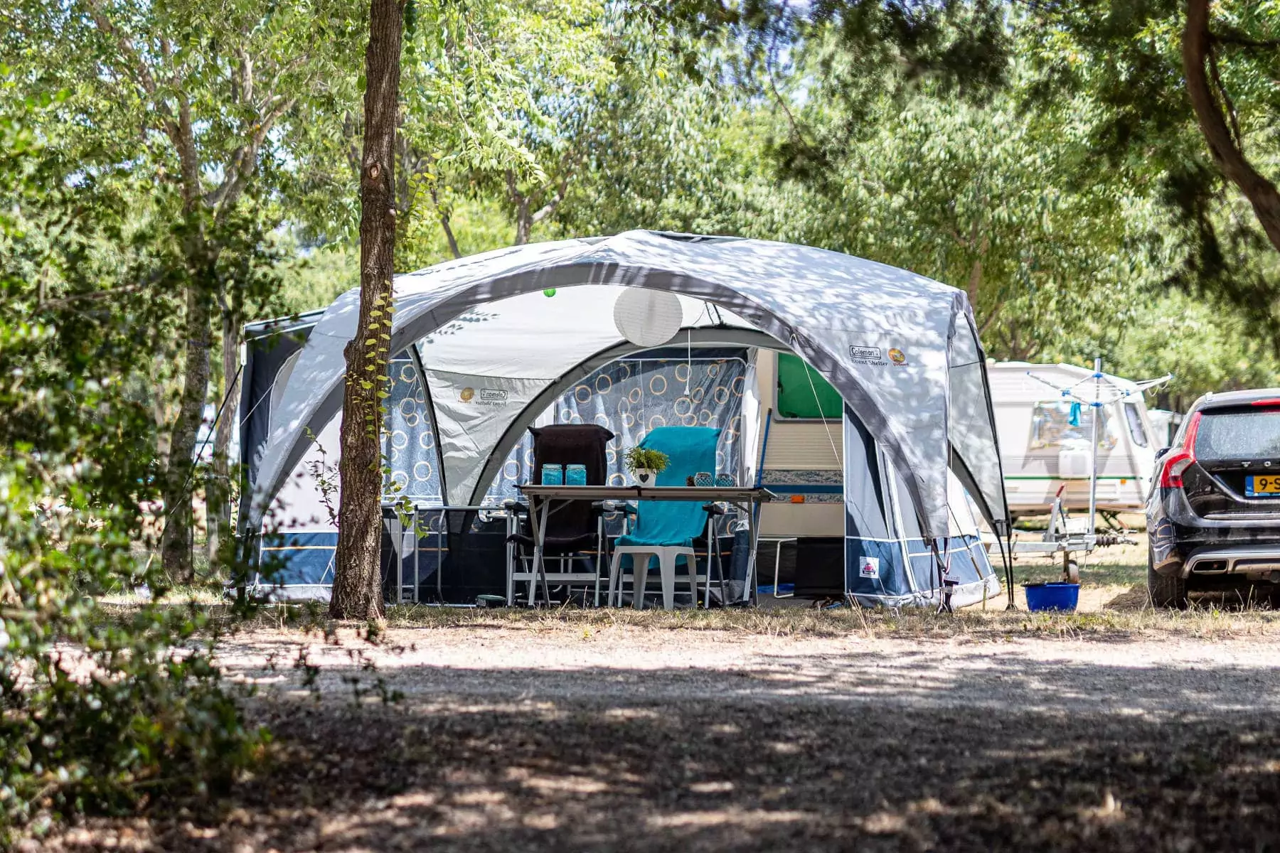 tenda con sedie e tavolo nel campeggio bivillage