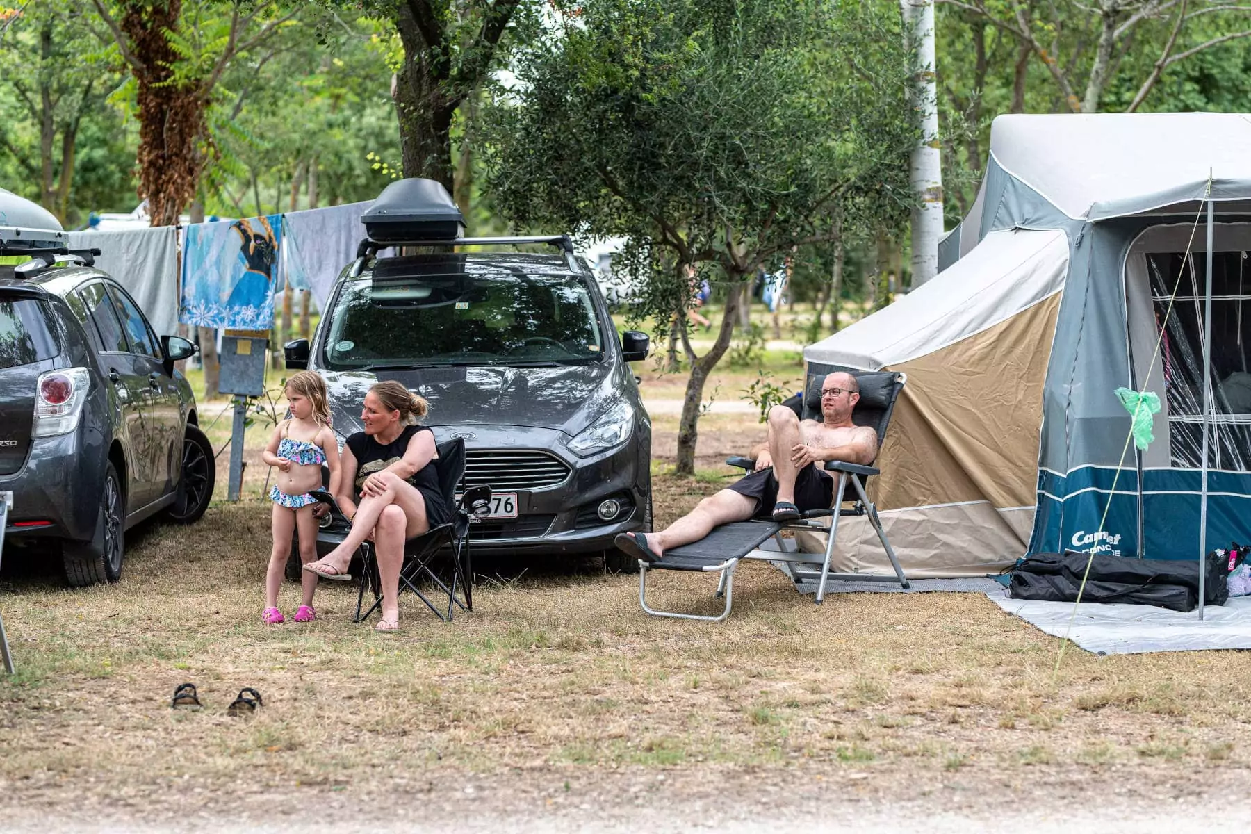 famiglia che si rilassa nella piazzola al centro vacanze in istria