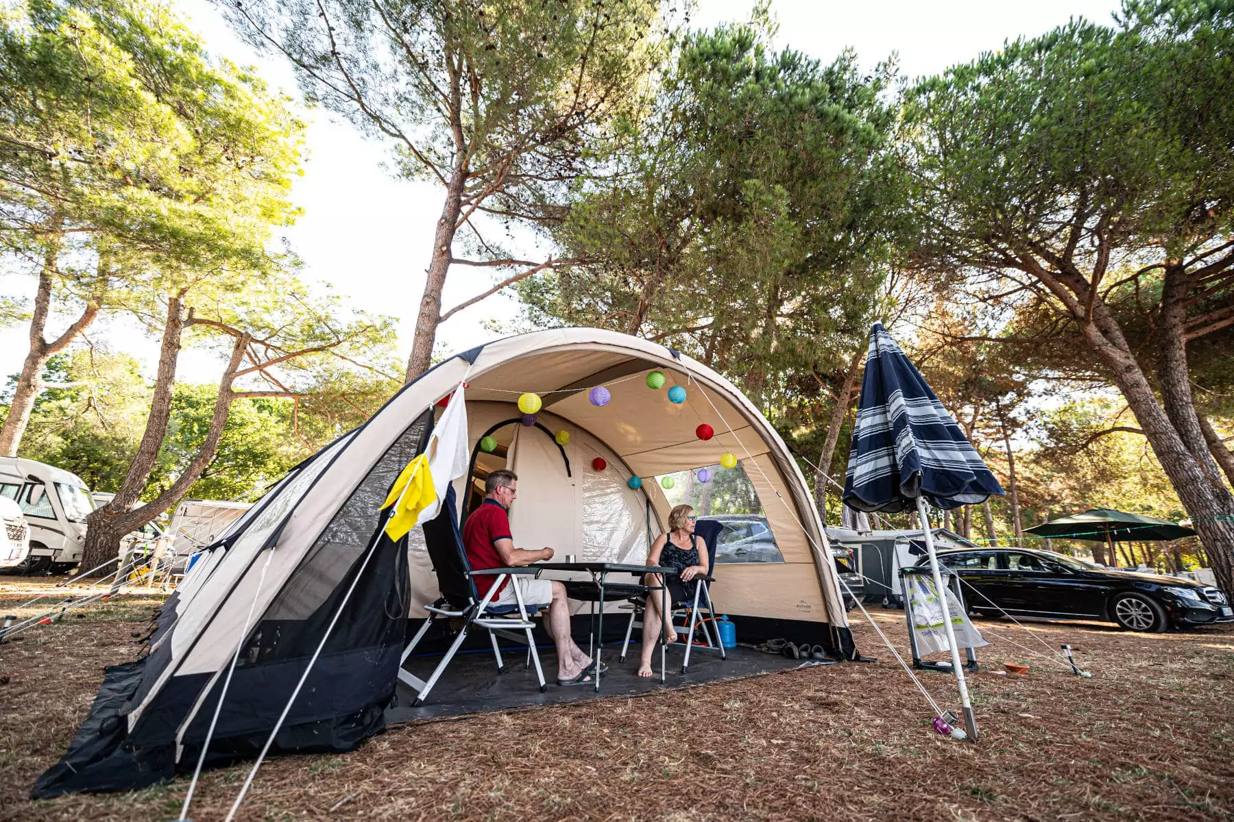 famiglia all'interno della tenda nella piazzola al campeggio bivillage