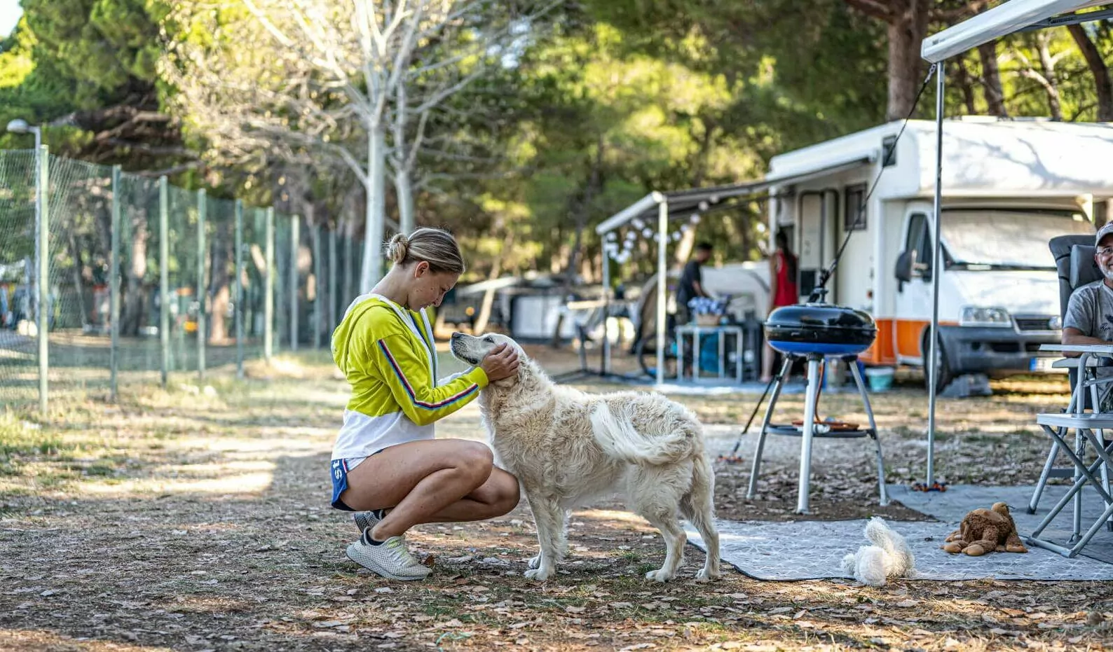 ragazza che accarezza il cane in piazzola