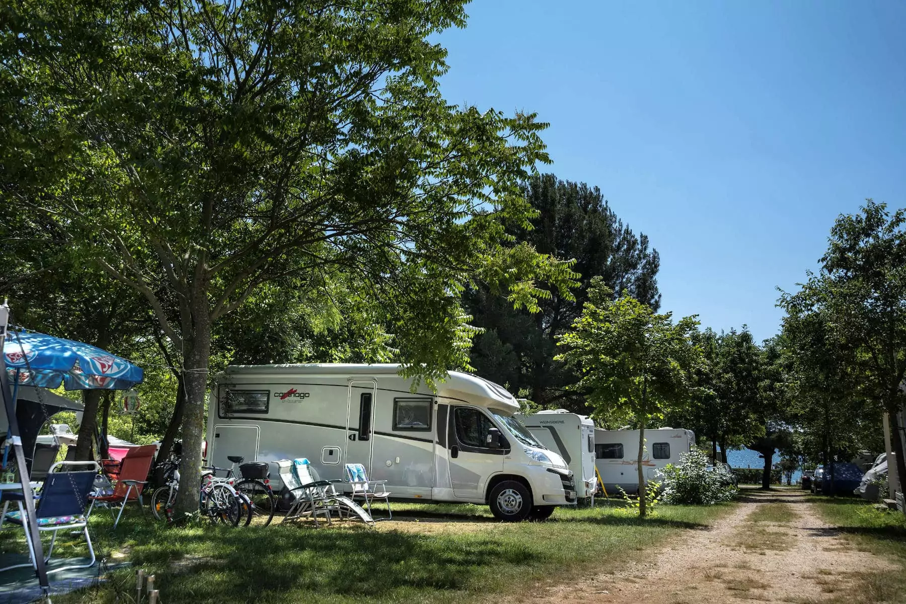 camper parcheggiati sulle piazzole mare al villaggio vacanza