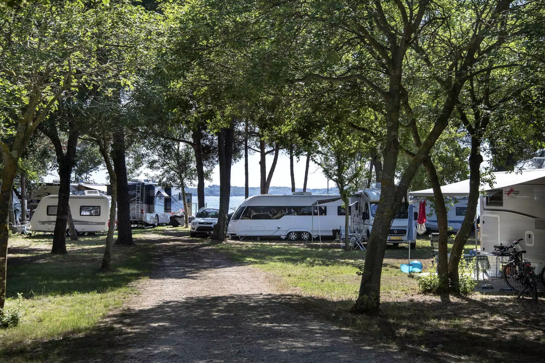 vista di camper e roulotte nel viale delle piazzole mare del centro vacanze