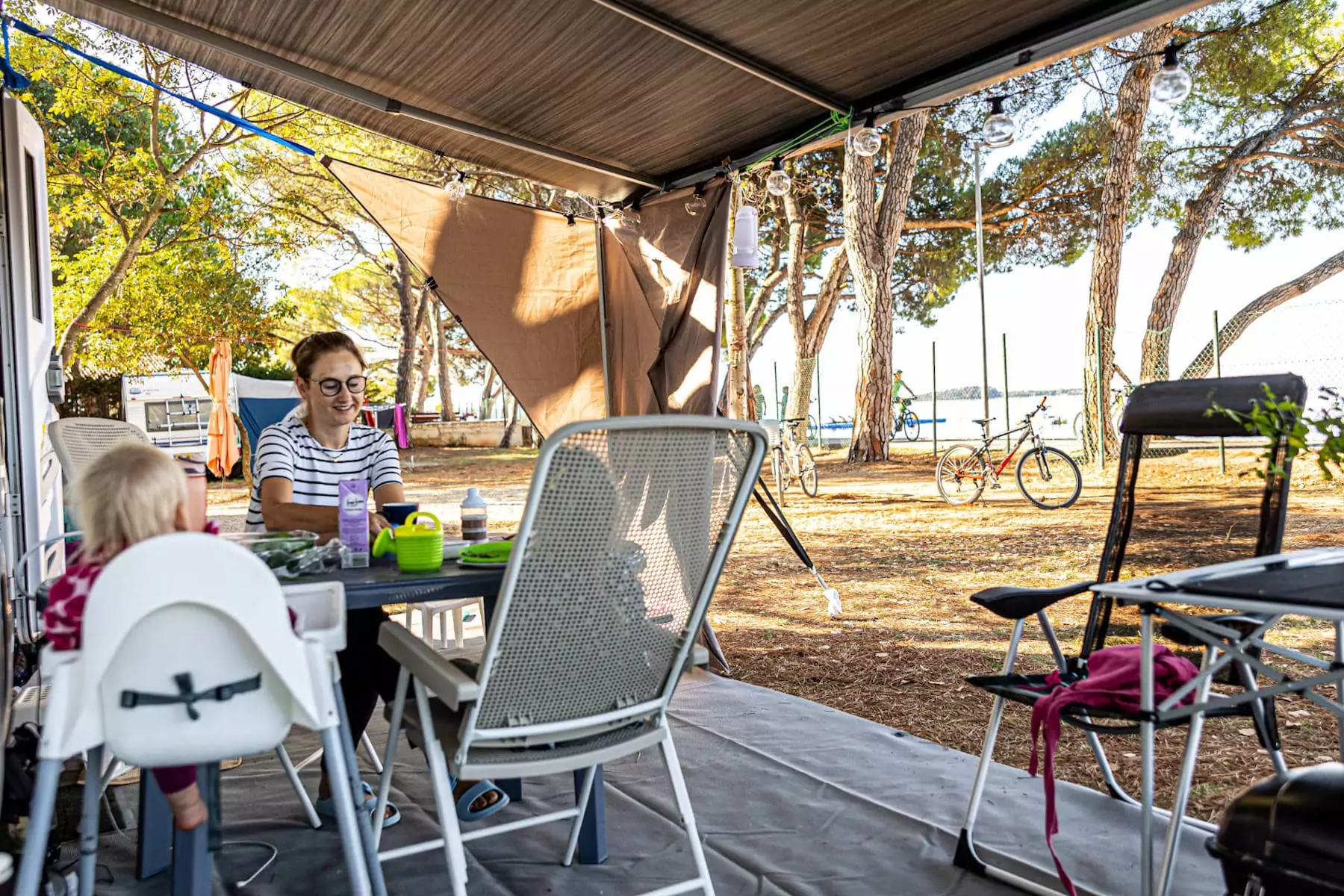 famiglia su veranda della piazzola mare al bivillage