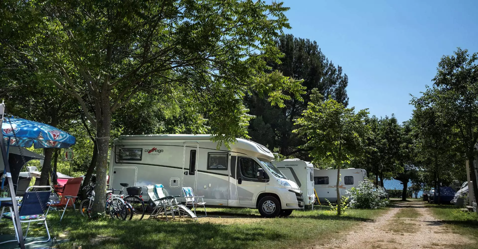 vista su camper in piazzole mare al villaggio bivillage