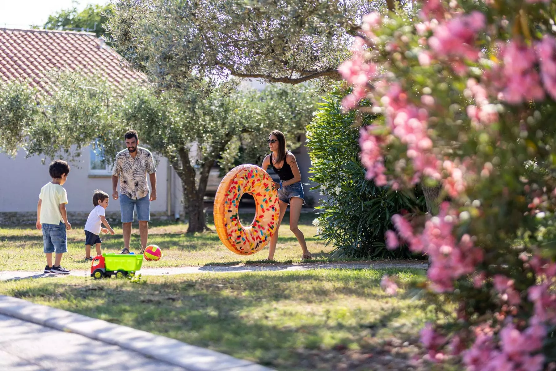 famiglia che gioca all'esterno della villa belvedere nel villaggio vacanze bivillage in croazia