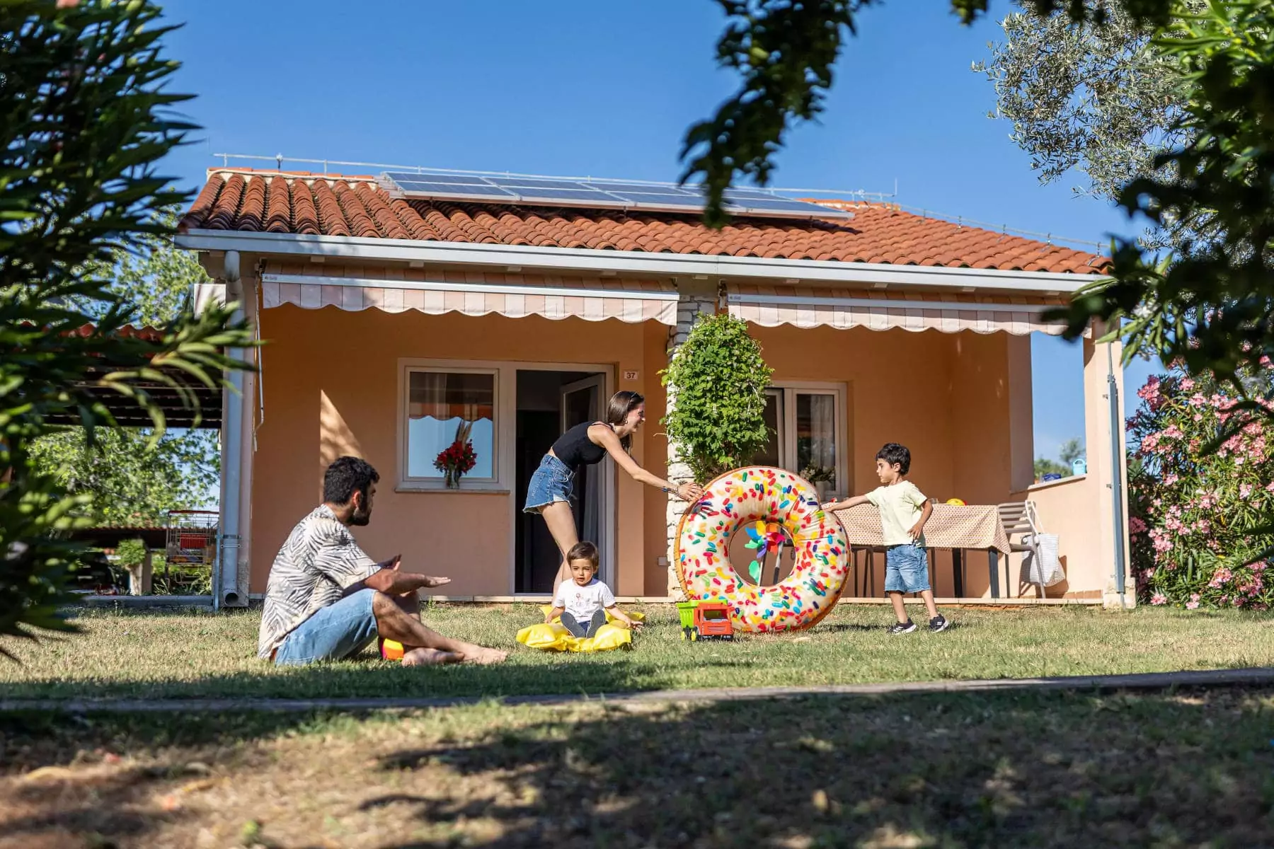 famiglia che gioca con gonfiabili in giardino di villa belvedere