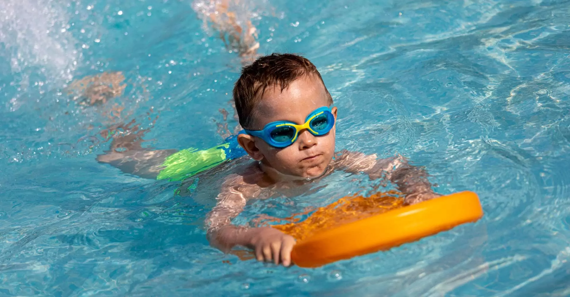 bambino che nuota nella piscina del bivillage