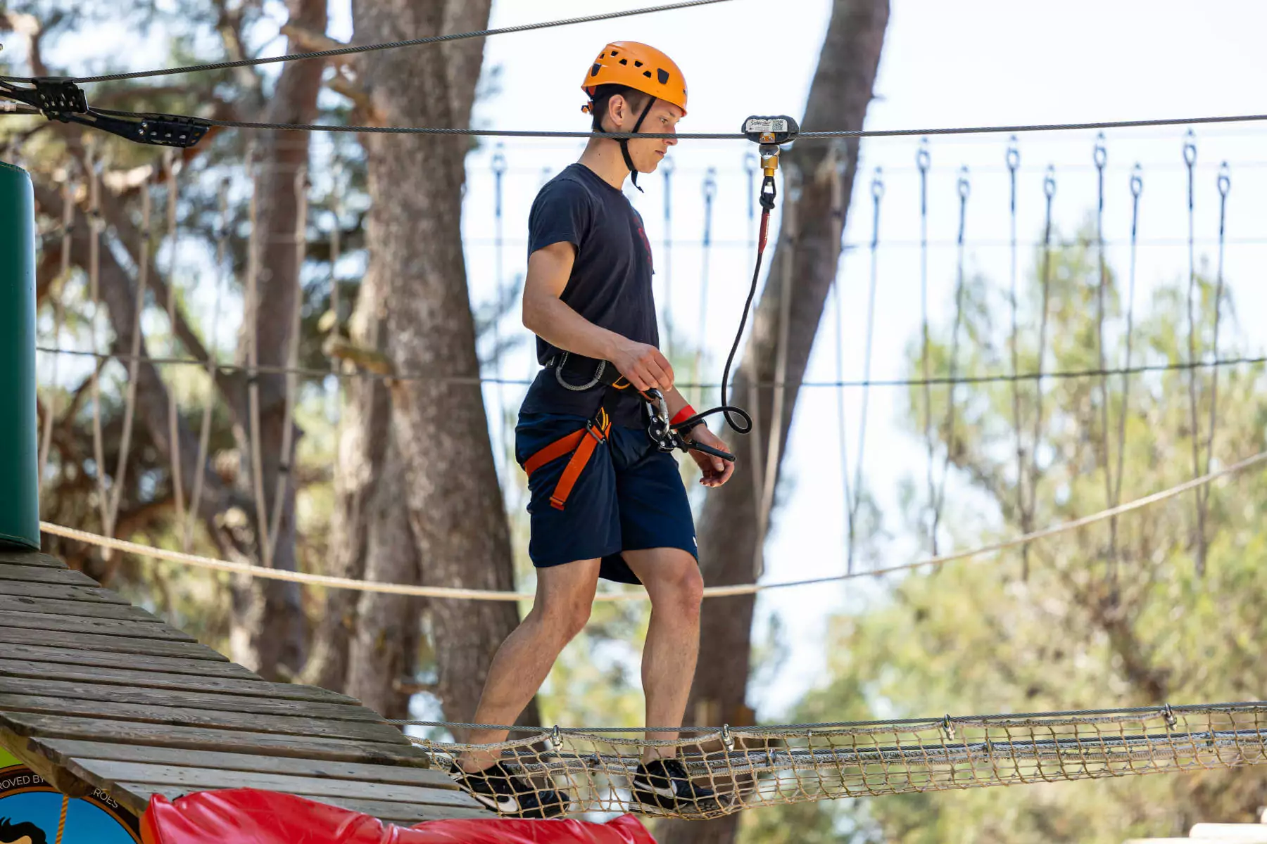 ragazzo in jangalooz adventure park del bivillage