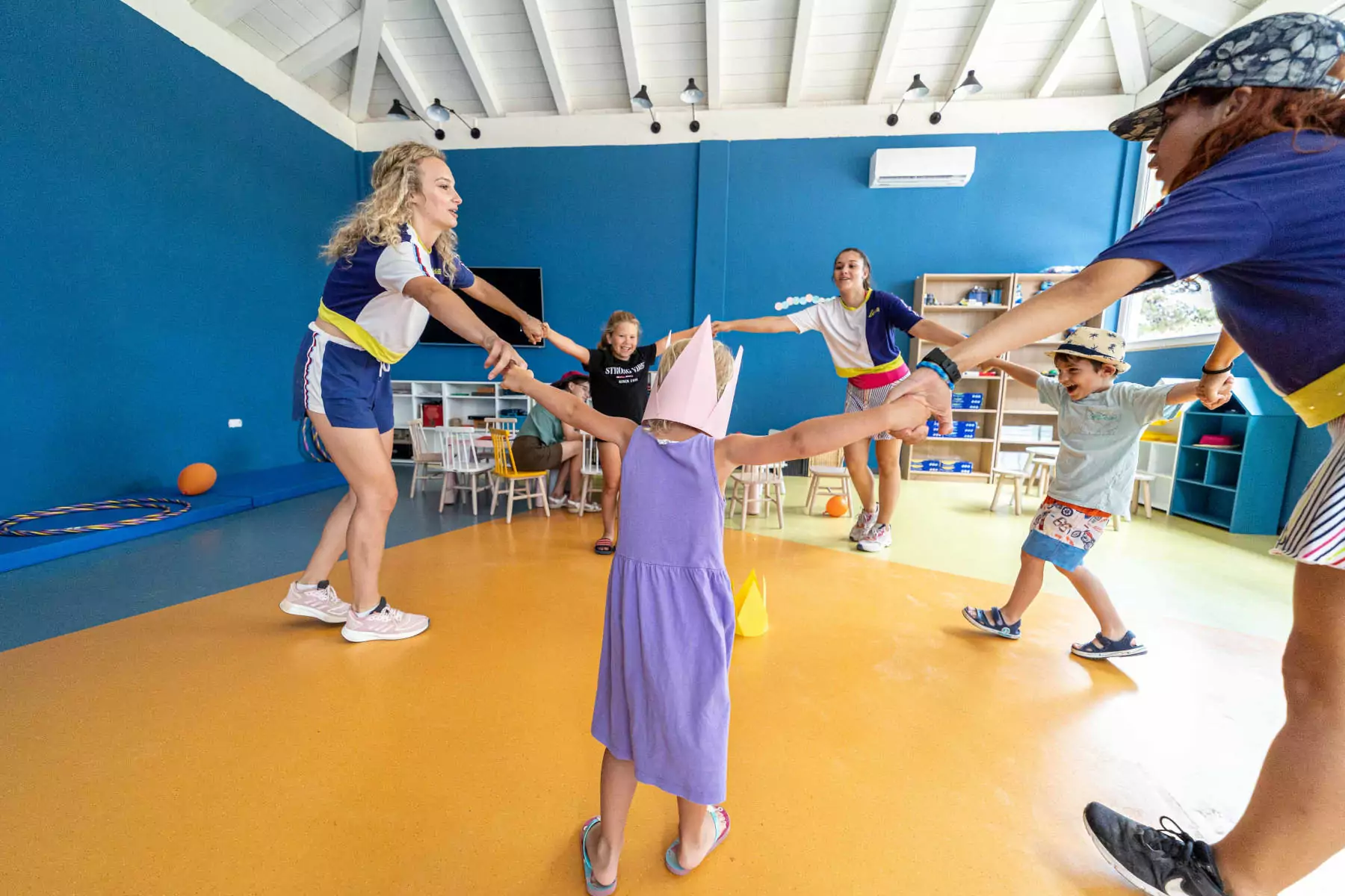 girotondo tra bambini e animatrici del villaggio