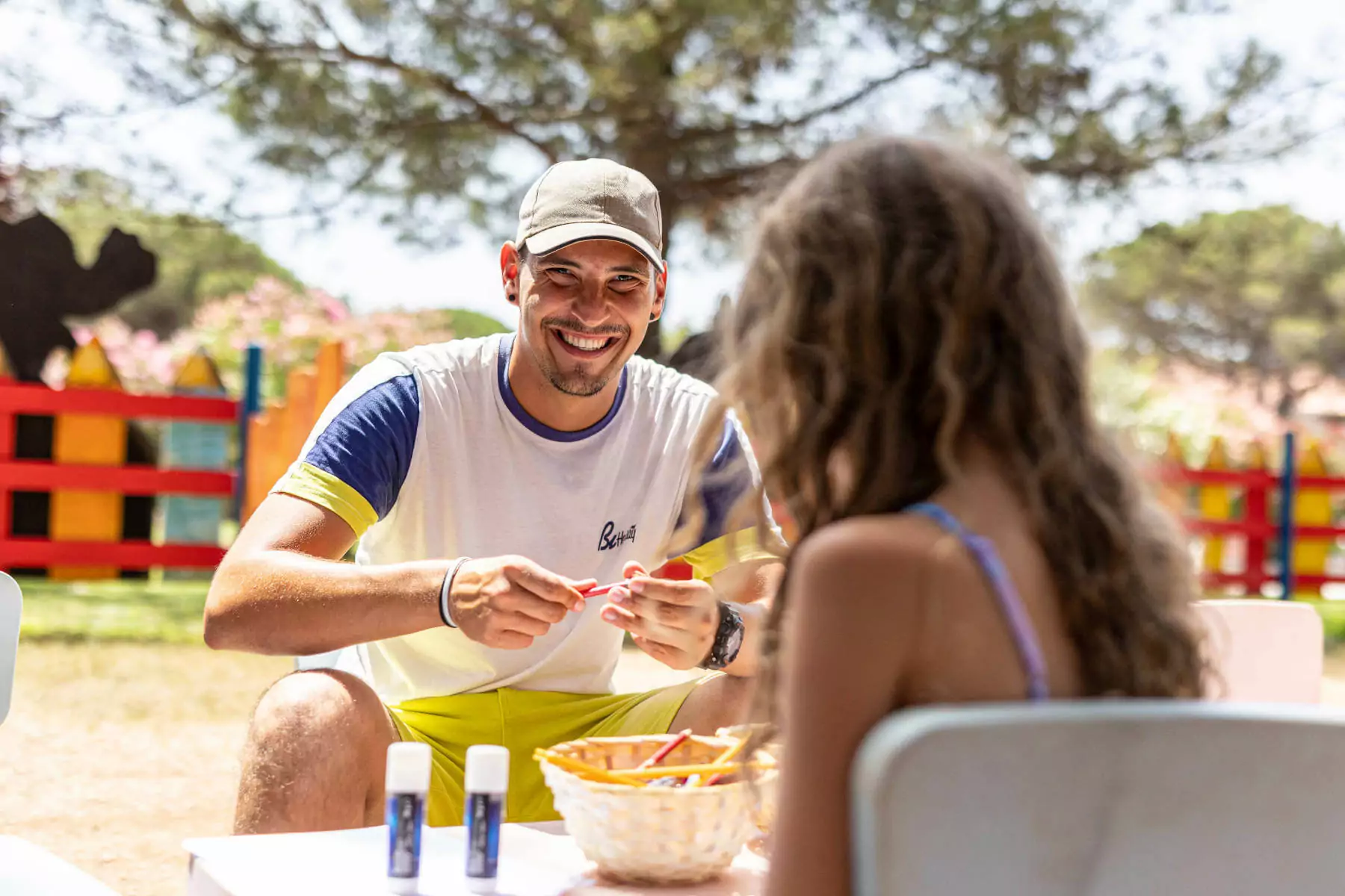 animatore del villaggio con bambina