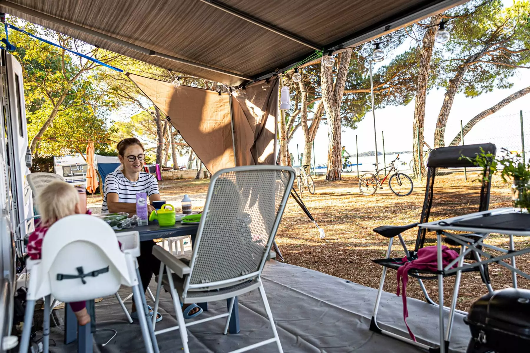 famiglia in veranda nelle piazzole al BiVillage