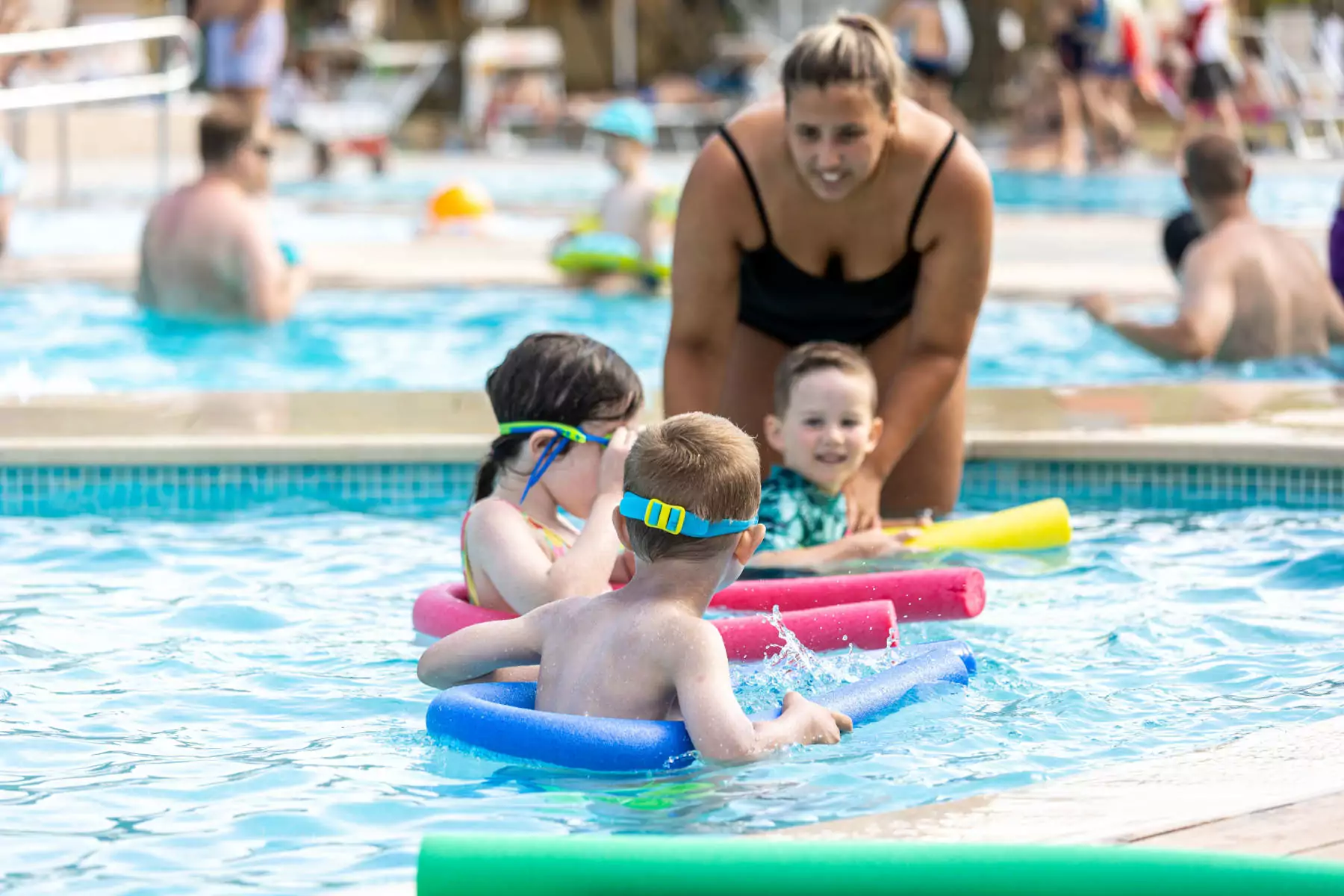 corso di nuoto per bambini piccoli nella piscina del villaggio