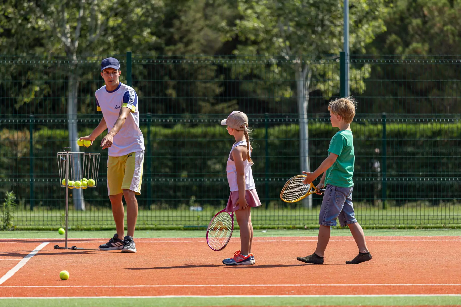 bambini con istruttore di tennis