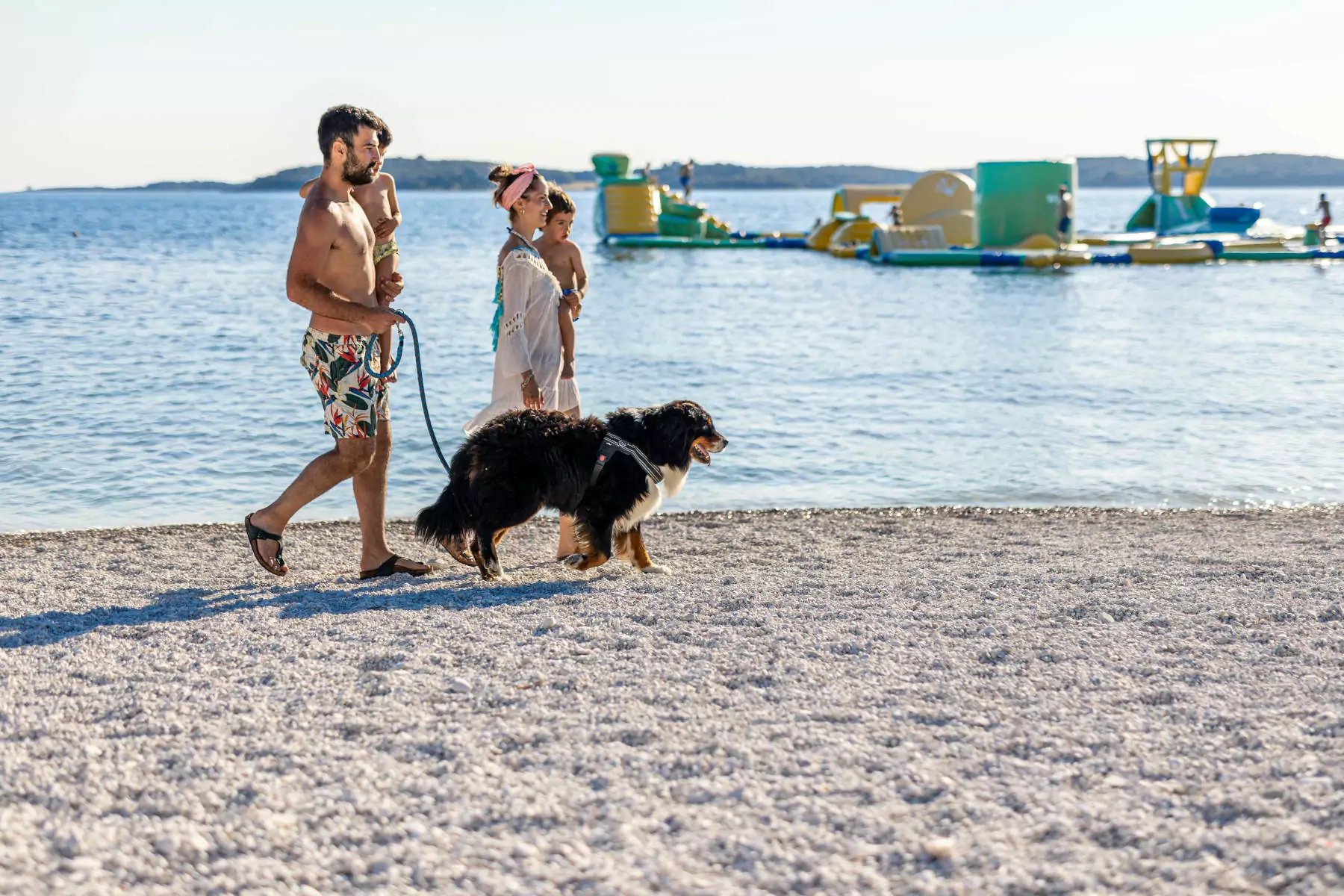 famiglia con cane che passeggia sulla spiaggia al bivillage