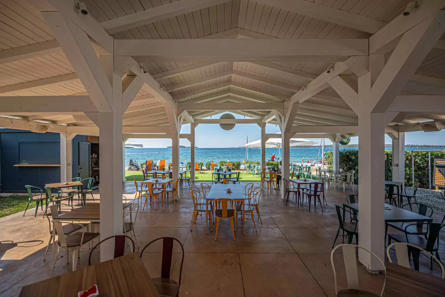 food bivillage croazia interno del ristorante con vista su mare del villaggio bivillage