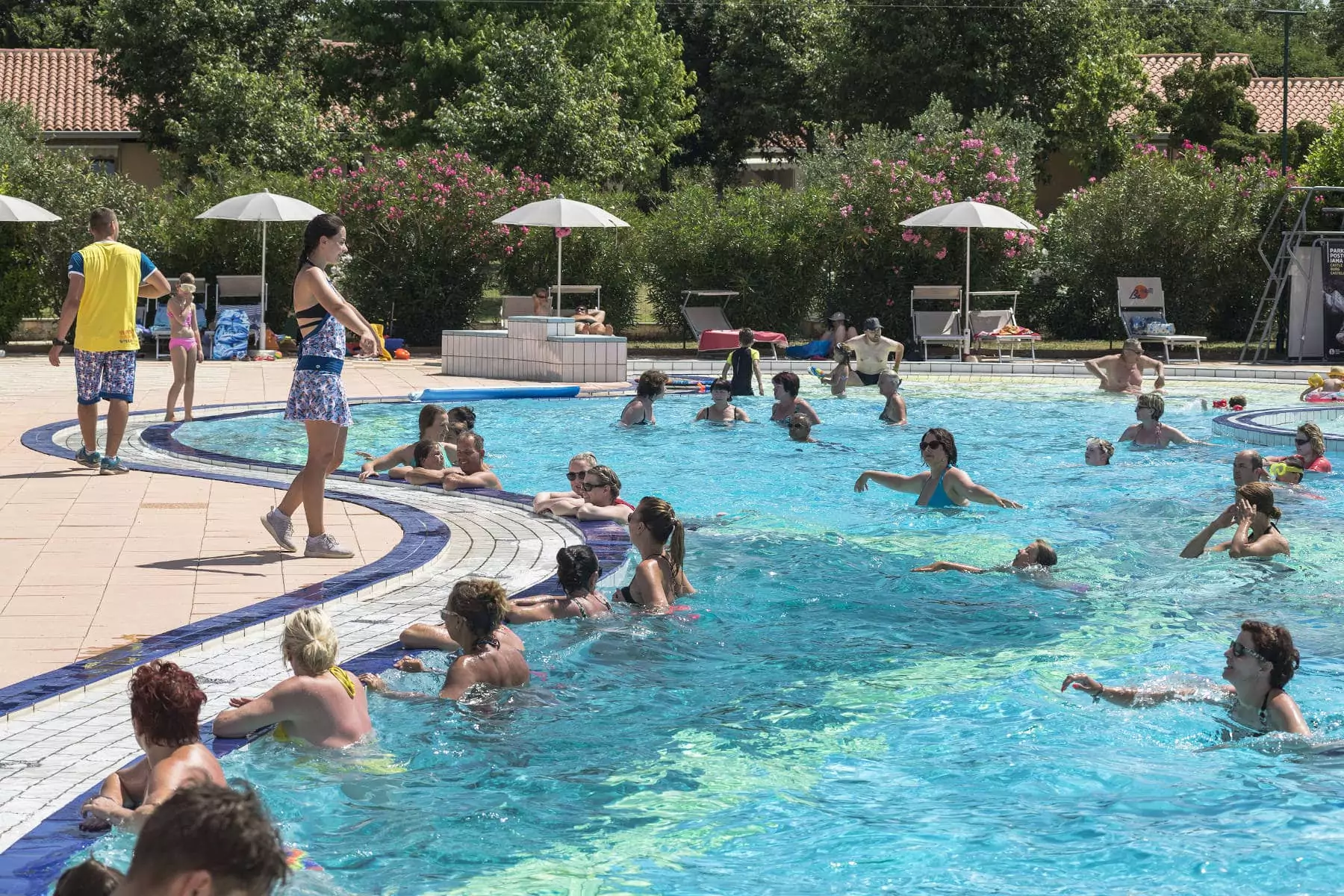 sessione di acquagym nella fun pool del camping resort