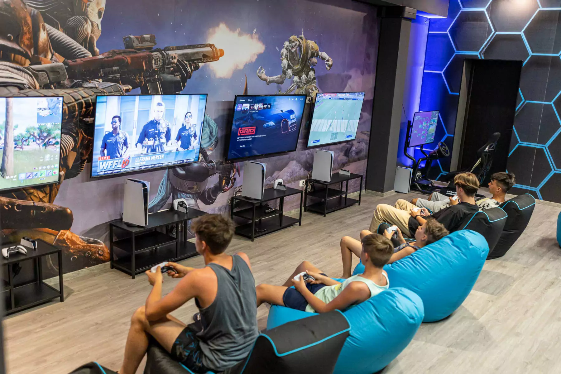 game room bivillage croazia ragazzi che giocano ai videogame nell'area giochi meta z