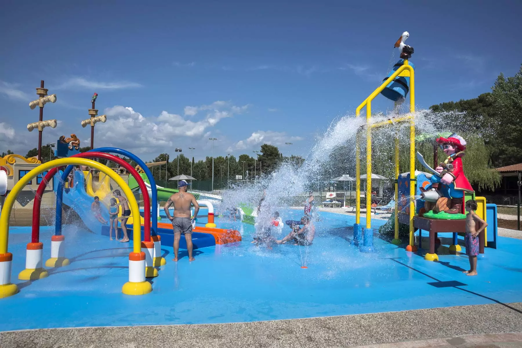 piscina garden pool con getti d'acqua e scivoli