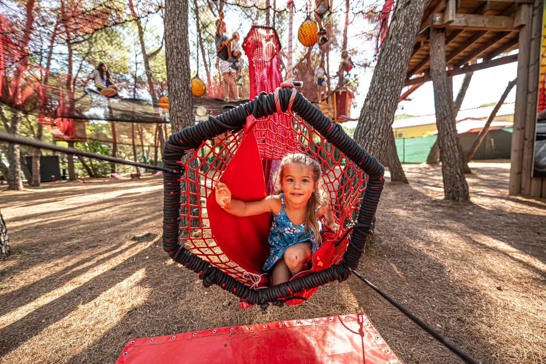 bambina nei giochi del parco avventura