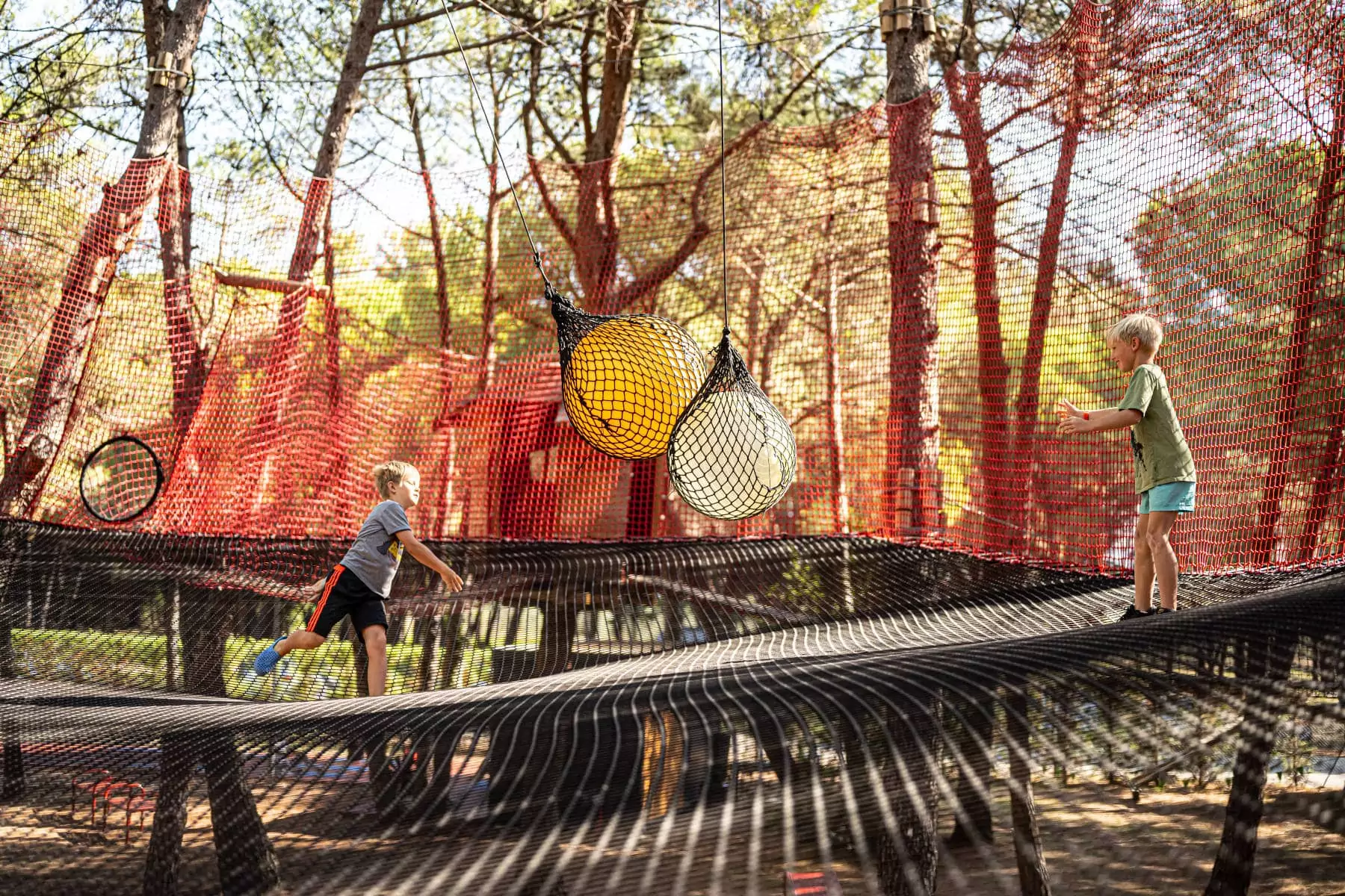 bambino su giochi con le corde del parco avventura al bivillage