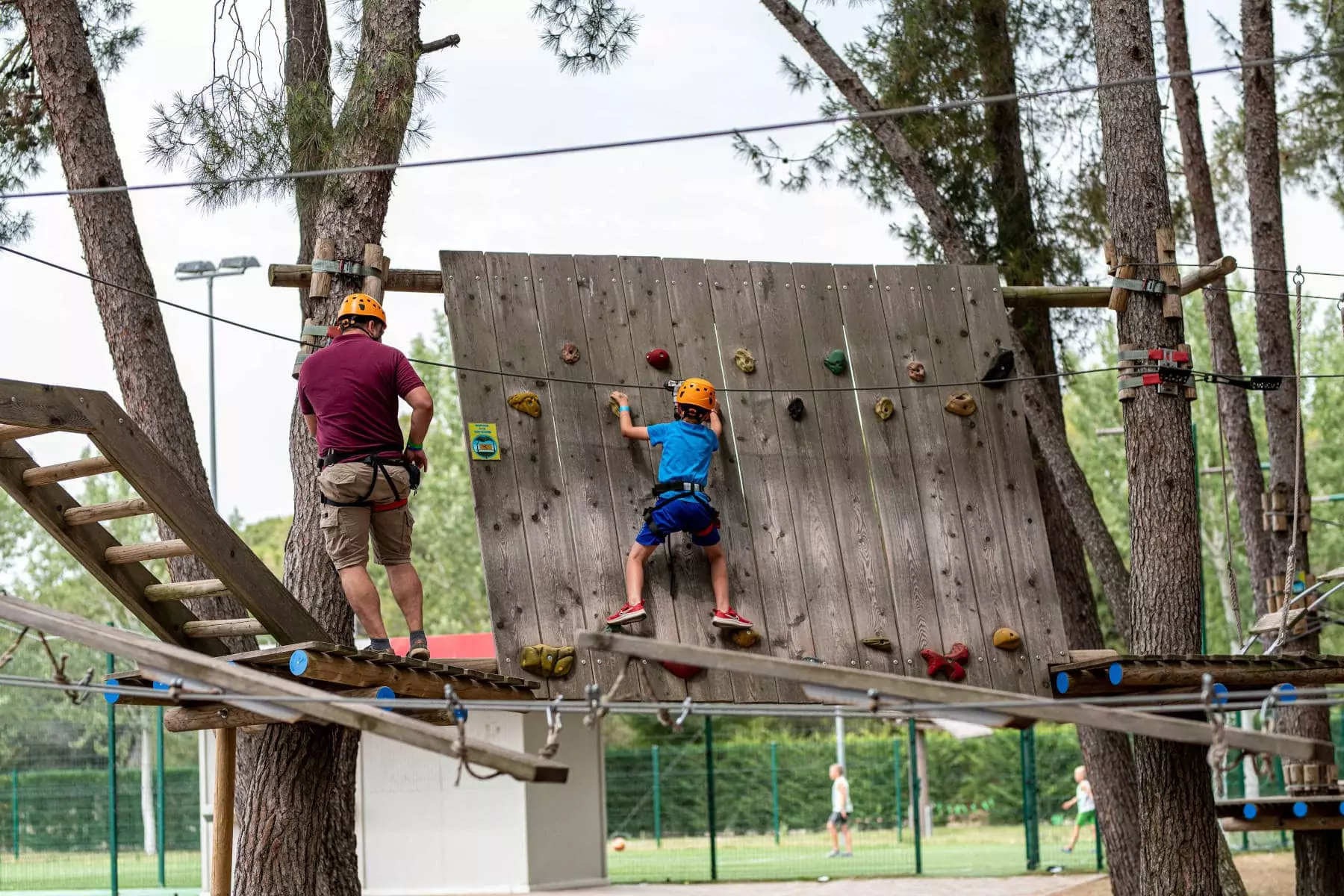 bambino sulla parete di arrampicata in legno