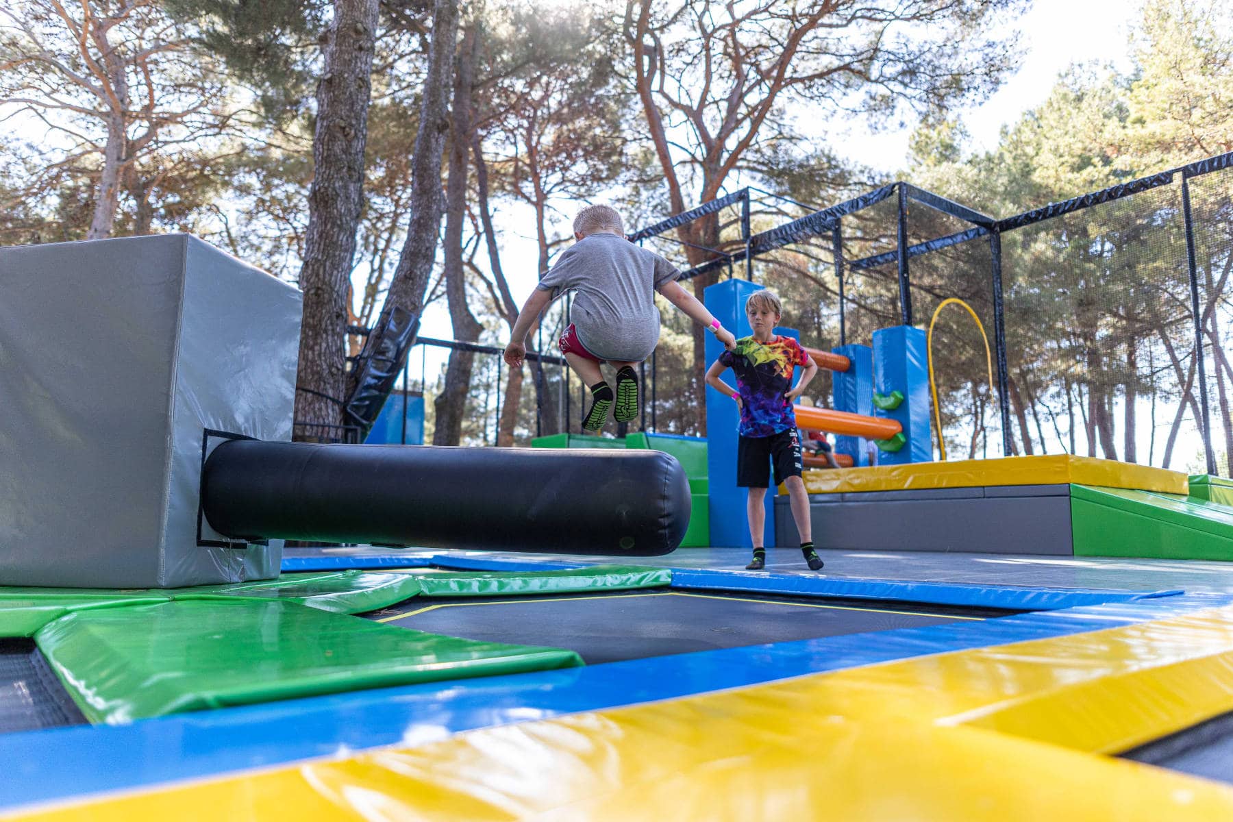 bambino che salta sul trampolino del jangalooz park