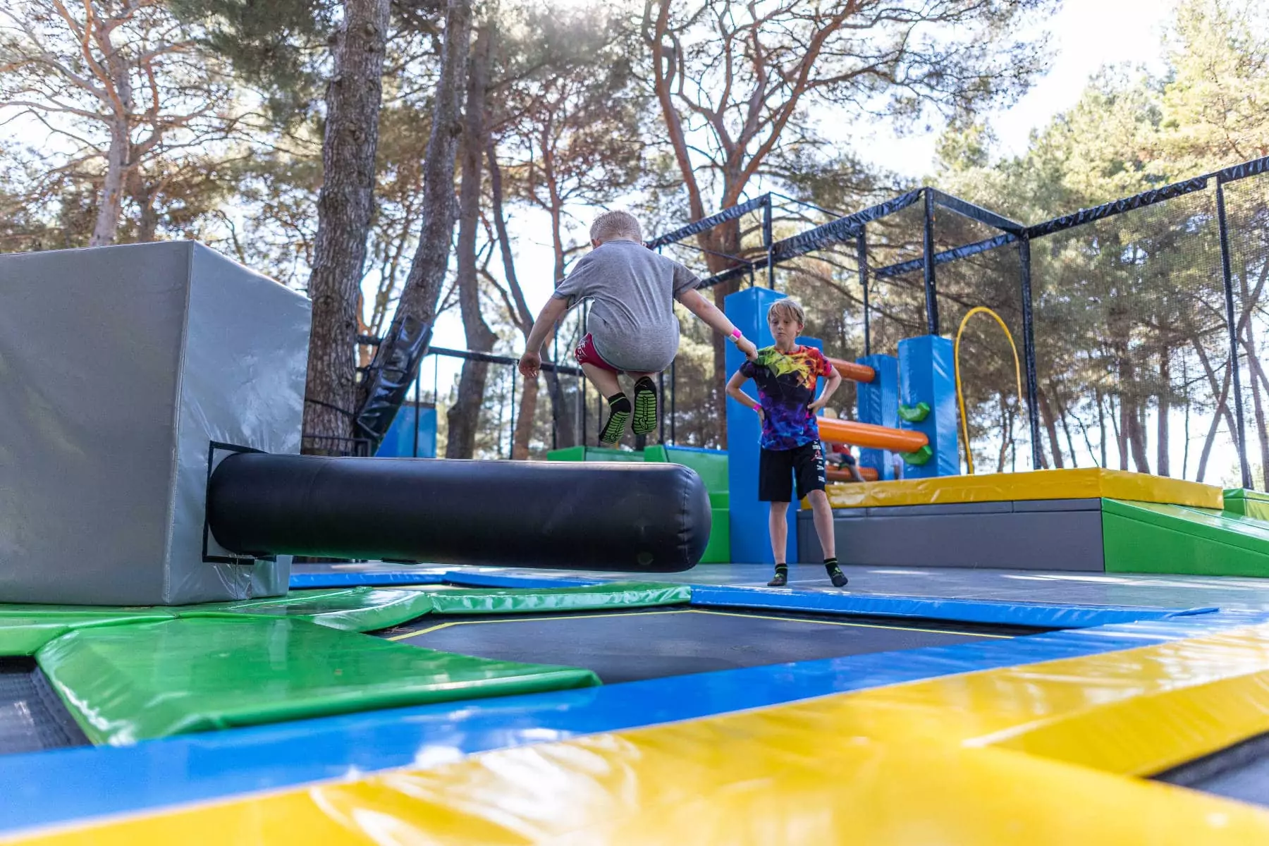 jangalooz trampoline park bivillage croazia 01 bambino che salta sul trampolino del jangalooz park