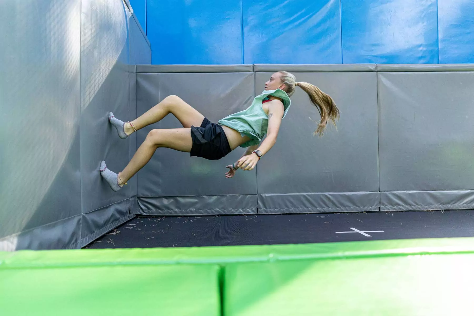 ragazza che salta su tappeto elastico nel centro vacanze in istria