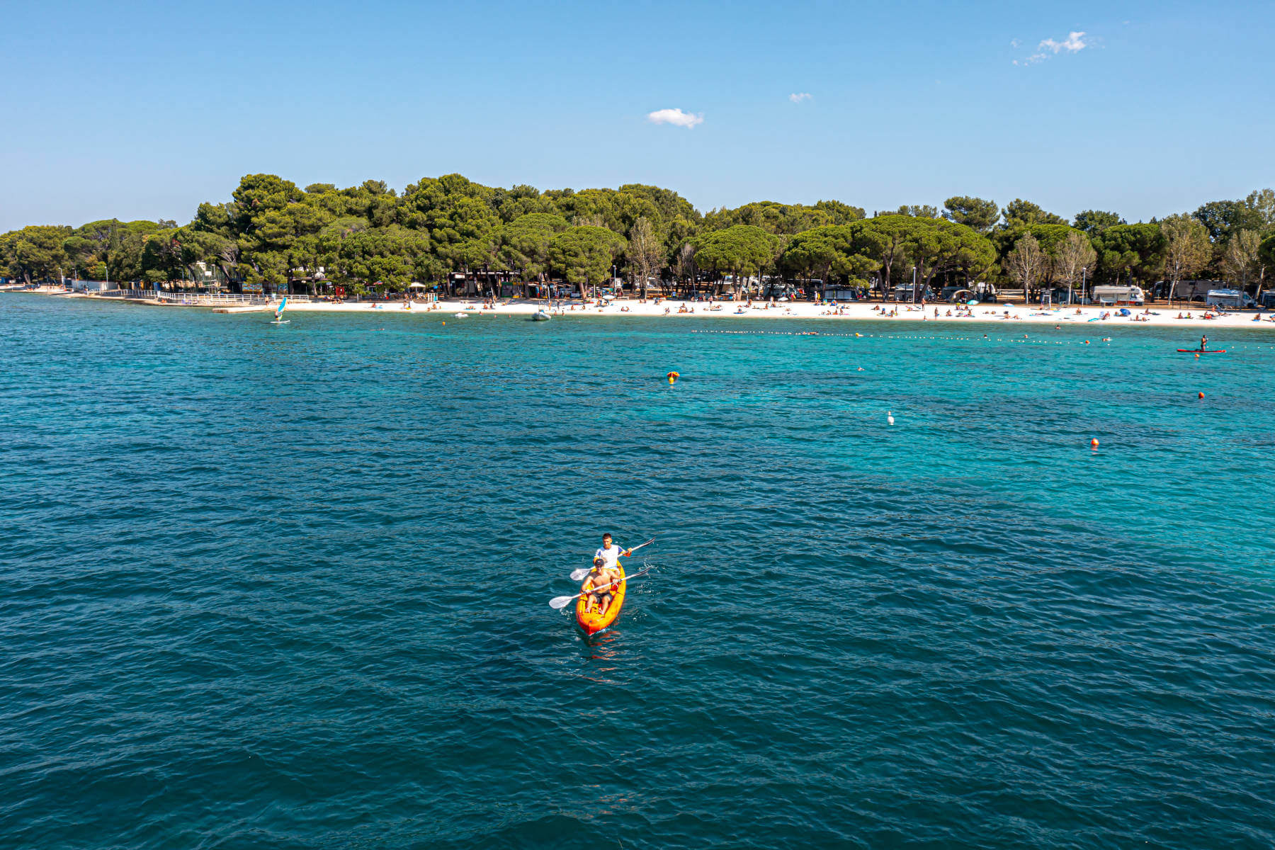 Kayak in mezzo al mare al Bivillage in Croazia