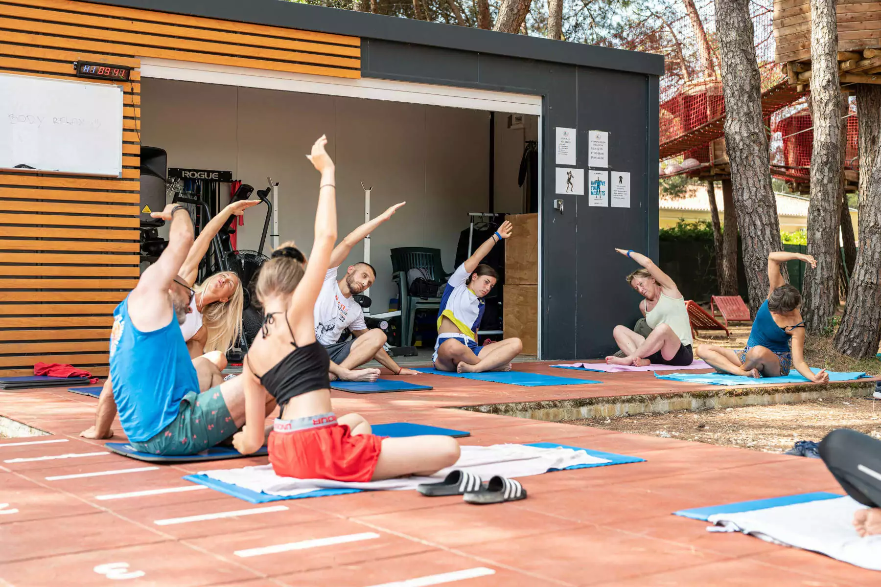 stretching di gruppo nella palestra all'aperto del campeggio