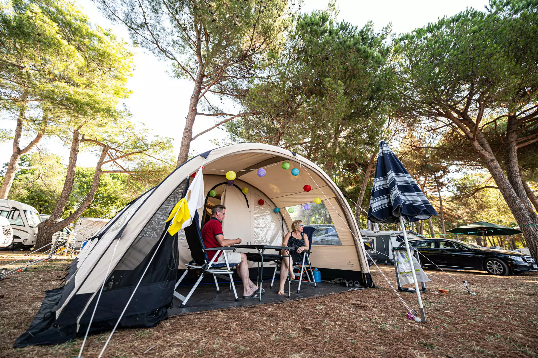 famiglia in tenda nella piazzola del campeggio bivillage