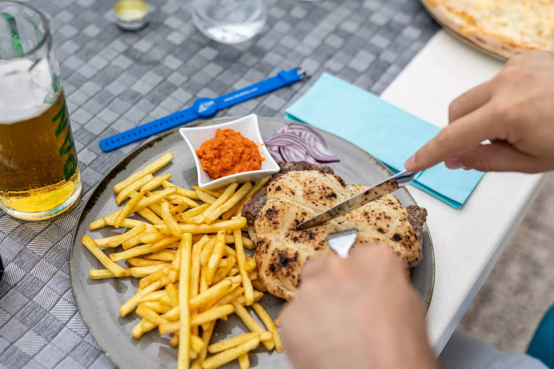 piatto di pollo con patate fritte, aivar, e birra