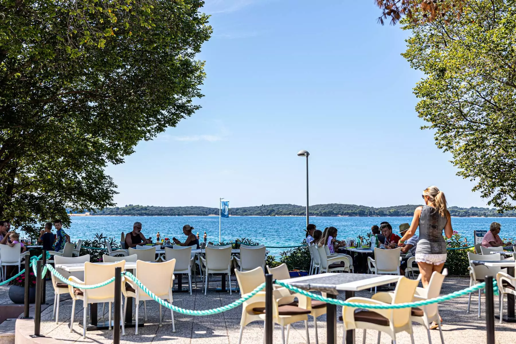 vista dai tavoli esterni al ristorante vicino al mare al BiVillage