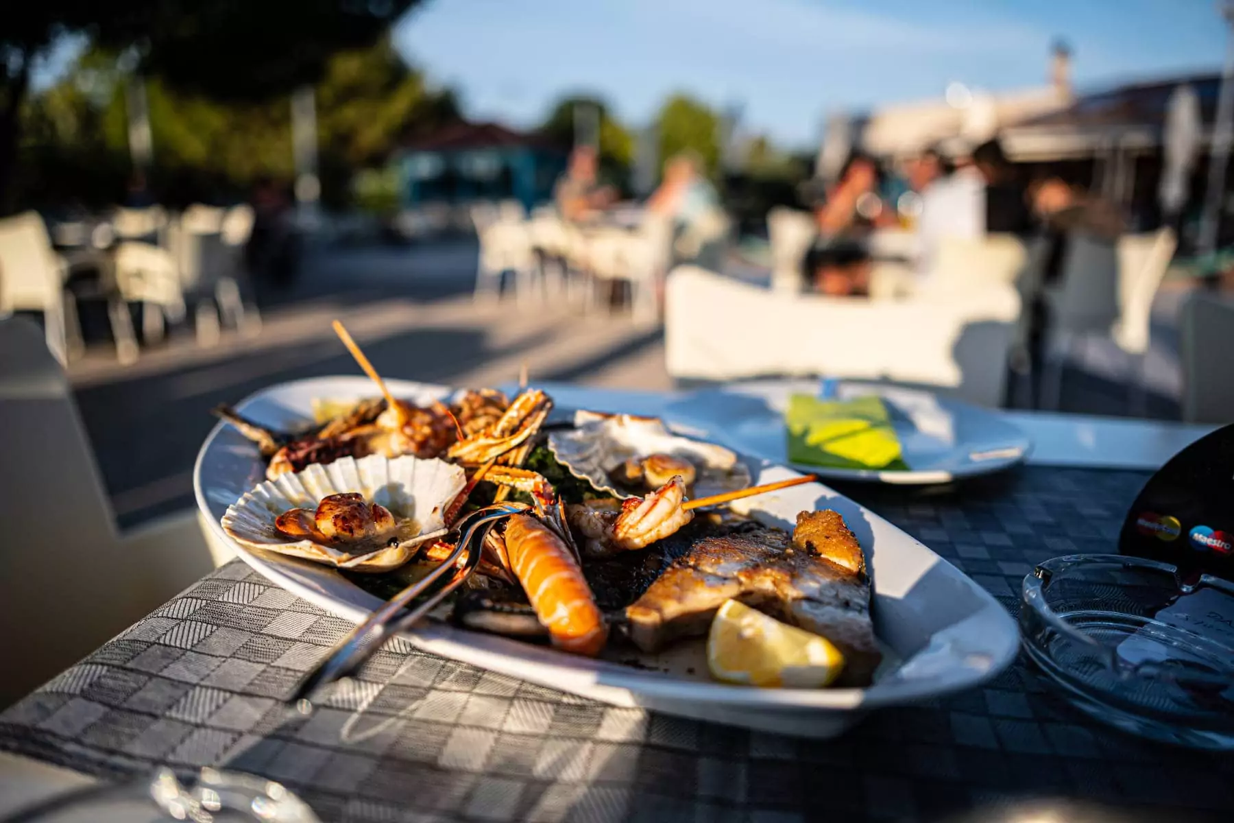 primo piano di piatto di pesce misto