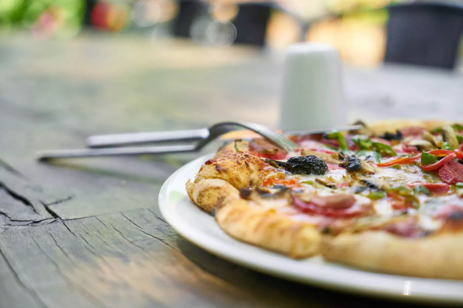 dettaglio di forchetta su pizza 