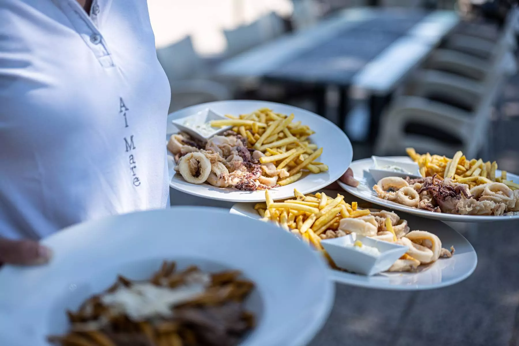 piatti con patate fritte e anelli di totano al ristorante