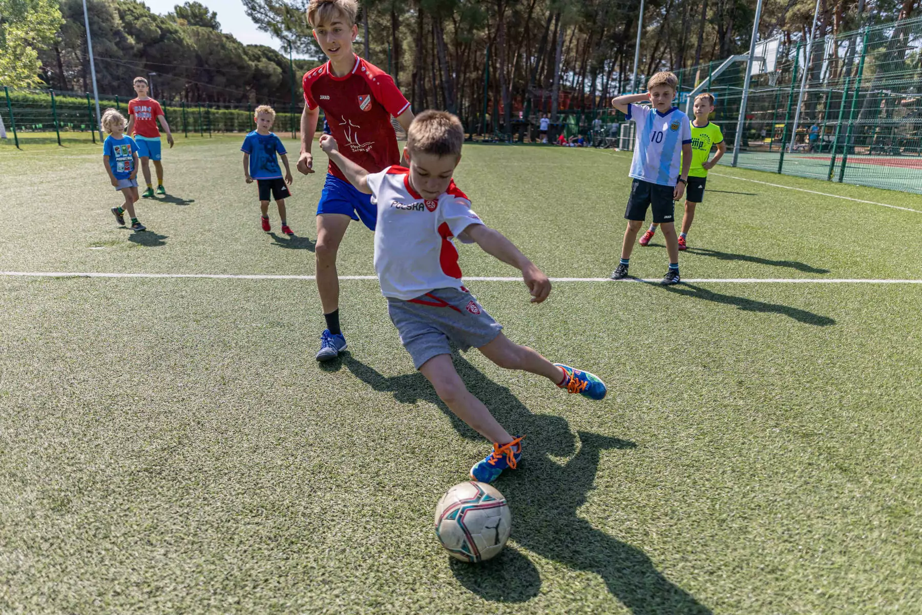 bambini che giocano a calcio nel centro vacanze