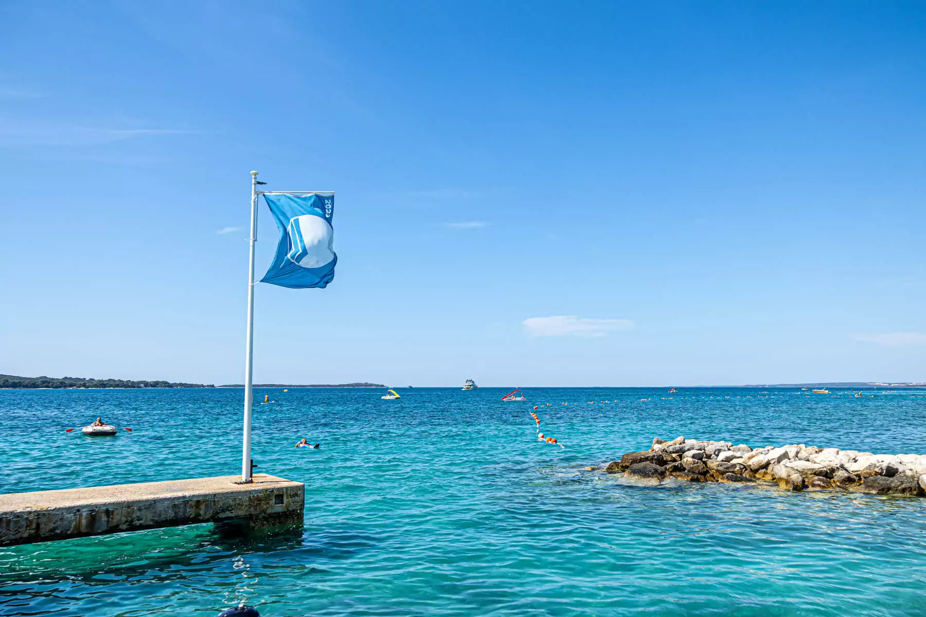 mare adriatico in croazia con bandiera blu